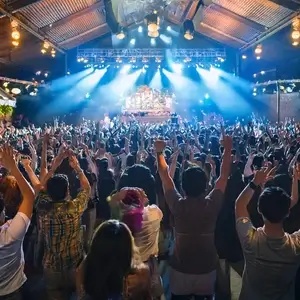 Bierzelt Feiernde Leute in einem Bierzelt